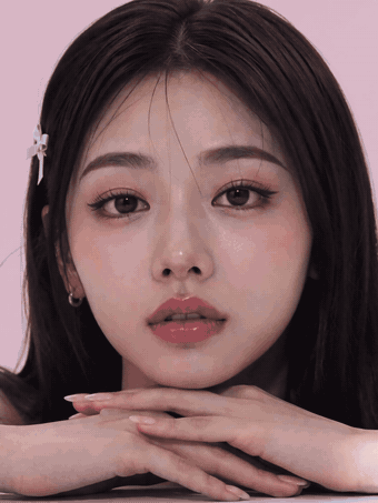생성형 AI로 제작한 뷰티 모델 클로즈업 — 쿠션 컴팩트를 들어 보이는 연출 (움직이는 GIF)